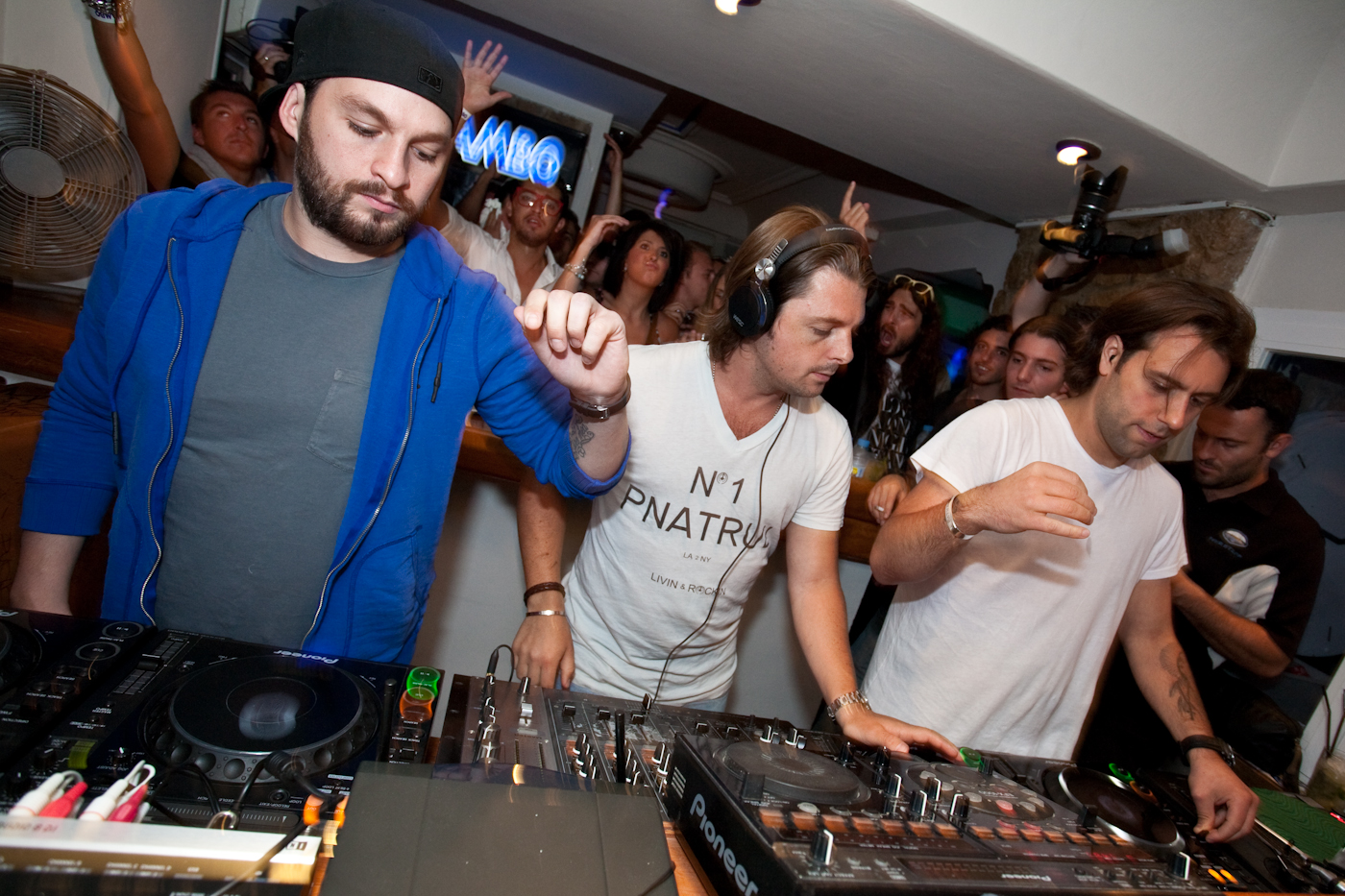 Archivo:Swedish House Mafia playing at Cafe Mambo in Ibiza.jpg - Wikipedia,  la enciclopedia libre