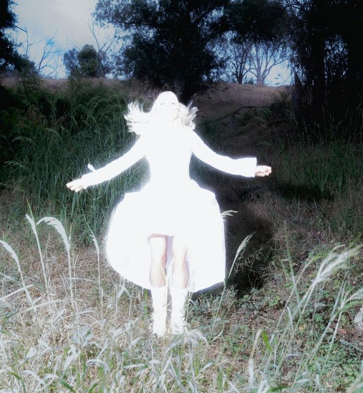 Violet Days Releases Her Captivating New EP 'Everything's Coming Up Roses'